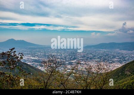 Blick auf das Tal vom Regionalpark Monti Lattari, Pompeji und Vesuv im Hintergrund. In der Provinz Salerno, an der Amalfi CO Stockfoto