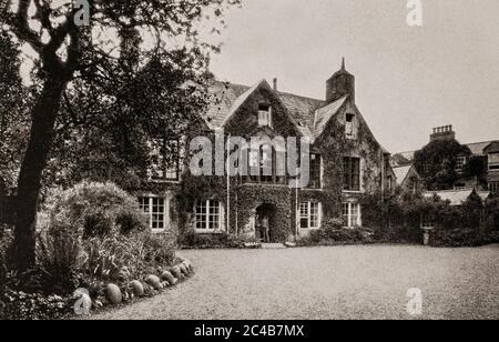 Eine Szene aus den frühen 1920er Jahren von Myrtle Grove, einem Herrenhaus aus dem 16. Jahrhundert im Besitz von Sir Walter Raleigh in Youghal, County Cork. Ursprünglich fotografiert von Clifton Adams (1890-1934) für 'Ireland: The Rock Whence I Was Hewn', eine National Geographic Magazine-Spielfilm vom März 1927. Stockfoto