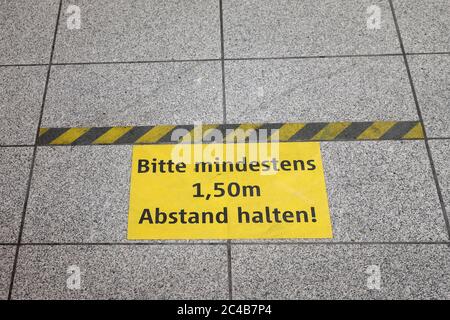 Aufkleber am Boden, Note 1, 5m Abstand halten, München, Bayern, Deutschland Stockfoto