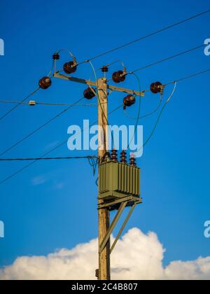 Verteilungstransformator UK – auch bekannt als Masttrafo. Dreiphasiger Verteilungstransformator. Dreiphasiger, Am Pol Montierter Transformator. Stockfoto