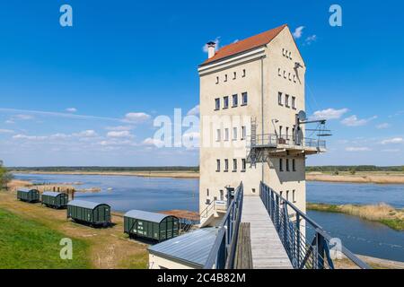 Turmcafe im ehemaligen Verladeturm, Kulturhafen Groß Neuendorf, Gemeinde Letschin, oder-Neisse-Radweg, Oderbruch, Märkisch Oderland Stockfoto
