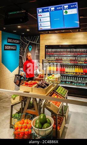 Supermarkt der Zukunft, smart und bargeldlos einkaufen via Zugangscode Autorisierung mit QR Code im 24/7 Urban Store, mobiles Bezahlen mit Mobile Stockfoto