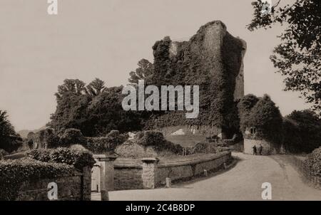 Eine Szene aus den frühen 1920er Jahren des Ross Castle, vor der kürzlichen Renovierung. Das Turmhaus aus dem 15. Jahrhundert liegt am Rande des Lough Leane im Killarney National Park, Grafschaft Kerry, war die Stammstadt der Chiefs des Clans O'Donoghue. Ursprünglich fotografiert von Clifton Adams (1890-1934) für 'Ireland: The Rock Whence I Was Hewn', eine National Geographic Magazine-Spielfilm vom März 1927. Stockfoto