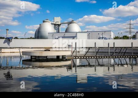 Abwasserbehandlung in der neuen Kläranlage Emschermüdung KLEM, im Primärklärer der Kläranlage ist das Abwasser Stockfoto