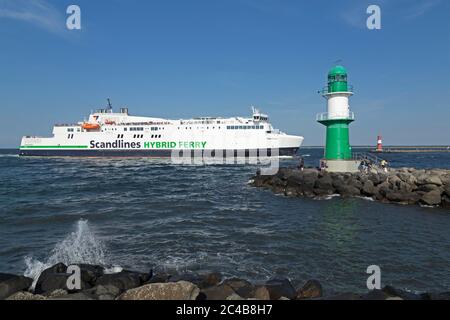 Ankommende Hybridfähre, Warnemünde, Rostock, Mecklenburg-Vorpommern, Deutschland ankommende Hybridfähre, Warnemünde, Rostock, Mecklenburg-West Stockfoto