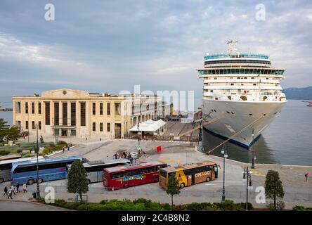 Promenade, Panoramablick von der Riva del Mandracchio zum Kreuzfahrtschiff im Hafen, Triest, Golf von Triest, Friaul Julisch Venetien, Italien Stockfoto