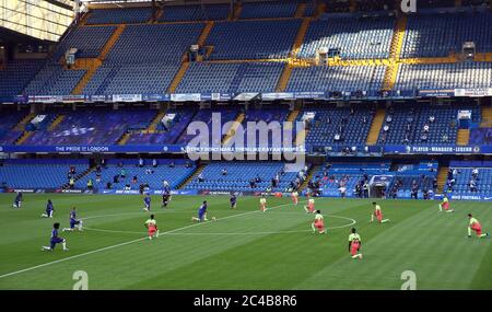 Spieler beider Teams treten beim Premier League-Spiel in Stamford Bridge, London, ein Knie in die Unterstützung der Black Lives Matter-Bewegung. Stockfoto