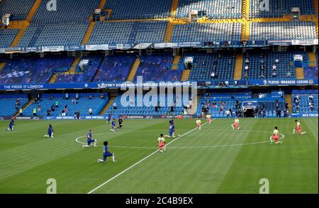 Spieler beider Teams knien vor dem Premier League-Spiel in Stamford Bridge, London. Stockfoto