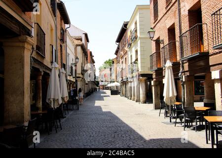 Blick auf die Hauptstraße (Calle Mayor) In Alcala de Henares an einem heißen Nachmittag Cervantes Geburtsort Madrid Spanien Stockfoto