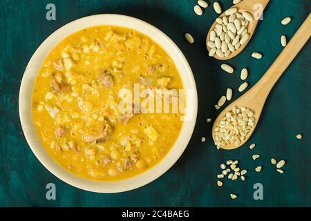 Locro, traditionelle argentinische Küche aus weißem Maiskorn, Bohnen, Teilen von Schweinefleisch Stockfoto