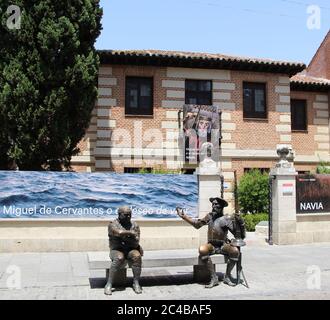 Bronzeskulptur Don Quixote und Sancho Panza sitzen davor Des Hauses und Geburtsort von Miguel de Cervantes Autor Des Romans Alcala de Henares Stockfoto