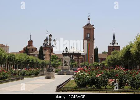 Alcala de Henares langes Banner für Gay Pride Week hängt vom Turm der Kirche von Saint Mary Torre de la iglesia de Santa Maria und Gärten Stockfoto