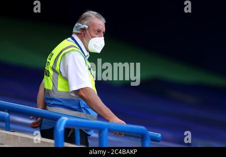 Ein Steward in der Tribüne trägt eine Maske während des Premier League-Spiels in Stamford Bridge, London. Stockfoto
