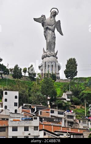 Jungfrau von Quito Statue, die auf El Panecillo Hügel, mit Blick auf die Altstadt von Quito, Ecuador Stockfoto