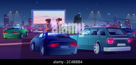 Mädchen im Auto Kino. Ein paar Freunde im Drive-in-Theater mit Autos stehen in der Stadt auf dem Parkplatz unter freiem Himmel in der Nacht. Frauen sitzen auf Auto Dach Film, essen Popcorn, Cartoon-Vektor-Illustration Stock Vektor