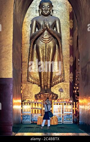 Tourist fotografiert am Ananda Temple buddha-Schrein in Bagan Myanmar Burma Stockfoto
