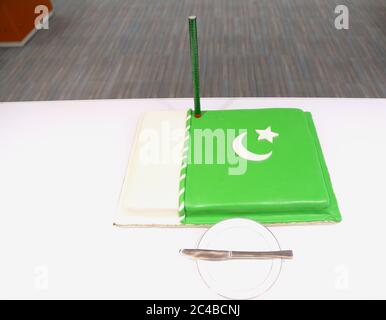 Grün und weiß Pakistan Flagge Kuchen auf weißem Tisch für Independence Day Feier platziert Stockfoto