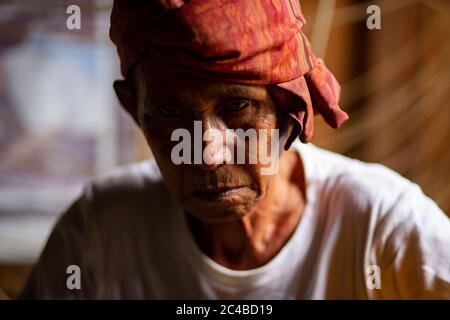 Der Meisterdrachenmacher Shafie bin Jusoh arbeitet an seinem Handwerk in einer kleinen Hütte in der Nähe des Cahaya Bulan Beach, 7. April 2009 in Kota Bharu, Malaysia Stockfoto
