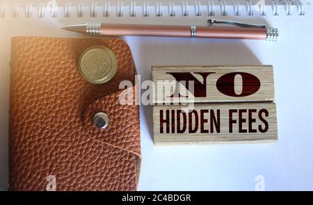 Keine versteckten Gebühren Wort auf Holzblöcke und Pille von Münzen geschrieben. Business Agreement Transparenz und Ehrlichkeit Konzept Stockfoto