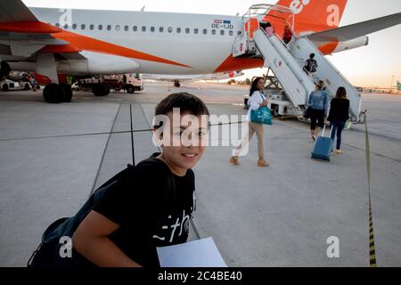 12-jähriger Junge, der in orly, frankreich, an Bord eines Flugzeugs gehen wird Stockfoto