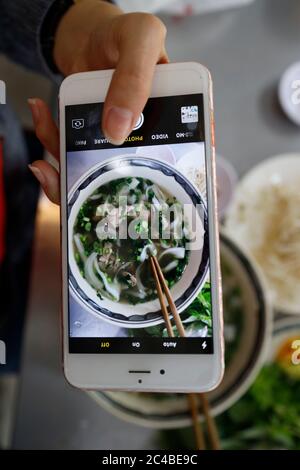 Schüssel vietnamesische Nudelsuppe, bekannt als Pho Stockfoto