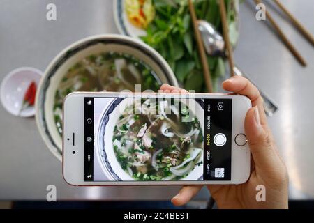 Schüssel vietnamesische Nudelsuppe, bekannt als Pho Stockfoto