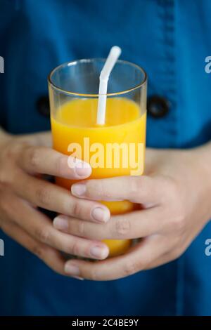 Frau mit frischem Orangensaft Stockfoto