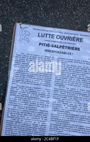 Flugblatt auf dem Boden der Partei Lutte Ouvrière vor dem pitié-salpêtrière Krankenhaus in Paris 75013 während der gesundheitlichen Krise im Zusammenhang mit der c Stockfoto