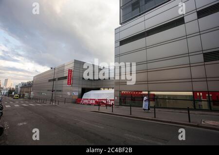 Eingang rue Pelleport des Tenon-Krankenhauses in Paris 75020 während der gesundheitlichen Krise im Zusammenhang mit dem Coronavirus im April 2020. Stockfoto