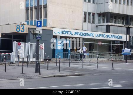 Eingang zum Universitätskrankenhaus La Pitié-Salpêtrère in Paris 75013 während der gesundheitlichen Krise im Zusammenhang mit dem Coronavirus im April 2020. Stockfoto