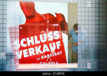 Dortmund, 25. Juni 2020: Schaufenster des Dortmunder Kaufhauses Karstadt droht geschlossen zu werden --- Dortmund, 25.6.2020: Schaufenster des von der Schliessung bedrohten Karstadt-Kaufhauses in Dortmund Stockfoto