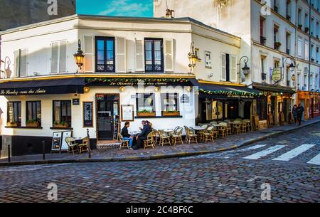 Paris, Frankreich, 2020. Februar, urbane Szene beim Bar-Restaurant „Le Rendez-Vous des Amis“ im Herzen des Viertels Montmartre Stockfoto