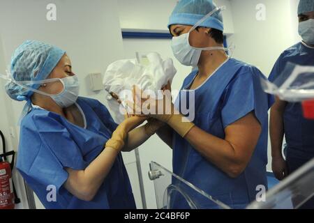 Bericht im Entbindungskrankenhaus des Abbeville Krankenhauses. Kaiserschnitt Geburt einer schwangeren Frau mit Zwillingen. Geplante Intervention. Präsenz im Stockfoto