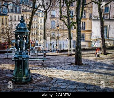 Paris, Frankreich, Feb 2020, Blick auf einen Wallace Brunnen auf dem Emile-Goudeau Platz im Herzen des Montmartre Viertels Stockfoto