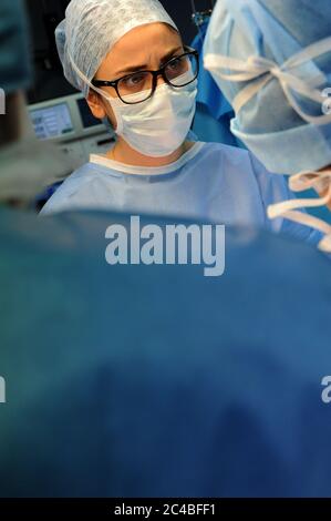 Bericht im Entbindungskrankenhaus des Abbeville Krankenhauses. Kaiserschnitt Geburt einer schwangeren Frau mit Zwillingen. Geplante Intervention. Präsenz im Stockfoto