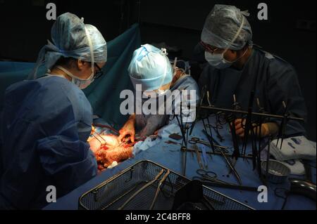 Bericht im Entbindungskrankenhaus des Abbeville Krankenhauses. Kaiserschnitt Geburt einer schwangeren Frau mit Zwillingen. Geplante Intervention. Präsenz im Stockfoto