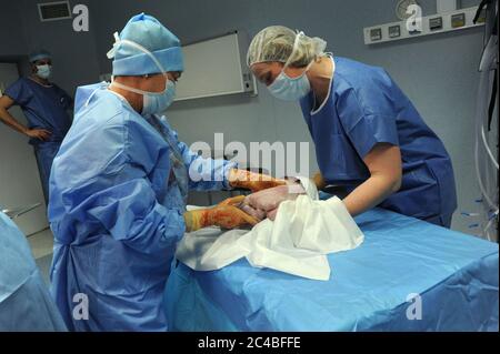 Bericht im Entbindungskrankenhaus des Abbeville Krankenhauses. Kaiserschnitt Geburt einer schwangeren Frau mit Zwillingen. Geplante Intervention. Präsenz im Stockfoto