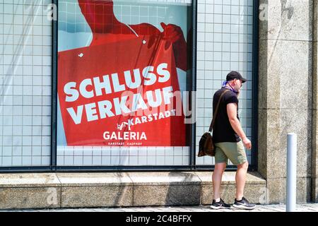 Dortmund, 25. Juni 2020: Schaufenster des Dortmunder Kaufhauses Karstadt droht geschlossen zu werden --- Dortmund, 25.6.2020: Schaufenster des von der Schliessung bedrohten Karstadt-Kaufhauses in Dortmund Stockfoto