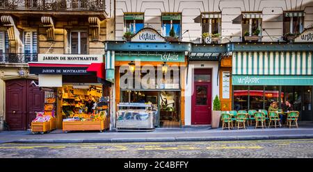 Paris, Frankreich, 2020. Februar, urbane Szene in der Abbesses-Straße bei „La Mascotte“ und „L'ecaille“, einer Brasserie und einem Restaurant im Herzen von Montmartre Stockfoto