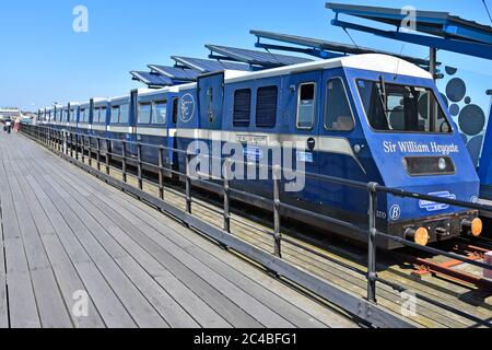 Essex berühmte Themse Mündung Southend Pier öffentlichen Verkehrsmitteln Bahn & Zug warten auf Rückkehr in entfernten Southend an der Küste Badeort England Großbritannien Stockfoto