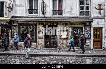 Paris, Frankreich, 2020. Februar, urbane Szene beim Bar-Restaurant „La Taverne De Montmartre“ im Herzen des Montmartre-Viertels Stockfoto