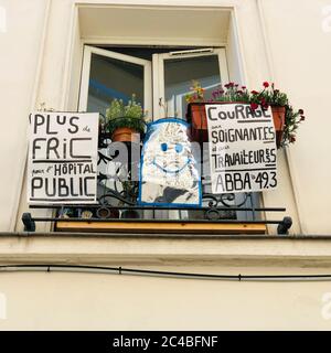 Plakat zur Unterstützung der Pariser Bevölkerung für das Krankenhauspersonal während der COVID-19-Pandemie. Stockfoto