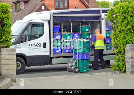 Tesco Supermarkt online Internet Supply Chain Home Lebensmittel Einkaufen auf Lieferung van Fahrer sortiert vor der Platzierung an Haus Tür Essex England UK Stockfoto