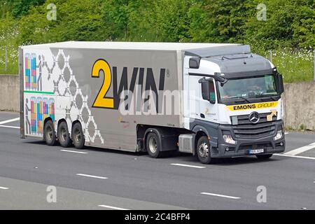 Emons Cargo Niederländisches Transportunternehmen verwendet auf der britischen Autobahn einen 2WIN Doppelstockgelenktrailer für nicht stapelbare Güter mit einem LKW mit Linkslenkung Stockfoto