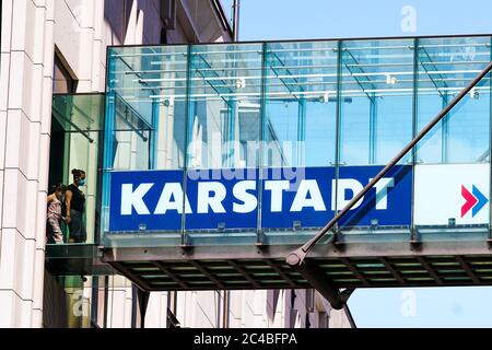 Dortmund, 25. Juni 2020: Glasbrücke zwischen den von der Schließung bedrohten Häusern Karstadt und Karstadt-Sports in Dortmund --- Dortmund, 25.6.2020: Glasbrücke zwischen den von der Schließung bedrohten Häusern Karstadt und Karstadt-Sports in Dortmund Stockfoto