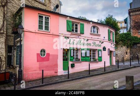 Paris, Frankreich, 2020. Februar, Blick auf „La Maison Rose“, ein Restaurant in der Rue de l'Abreuvoir im Herzen von Montmartre Stockfoto