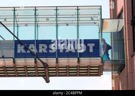 Dortmund, 25. Juni 2020: Glasbrücke zwischen den von der Schließung bedrohten Häusern Karstadt und Karstadt-Sports in Dortmund --- Dortmund, 25.6.2020: Glasbrücke zwischen den von der Schließung bedrohten Häusern Karstadt und Karstadt-Sports in Dortmund Stockfoto