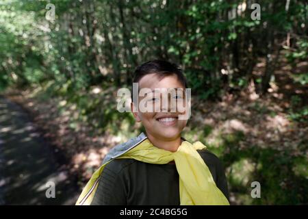 14-jähriger Junge, der in einem Wald in eure, frankreich, spazierengeht Stockfoto