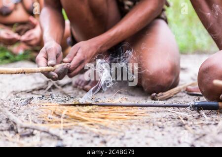 Nahaufnahme von Bushman, der Feuer schafft, Botswana Stockfoto