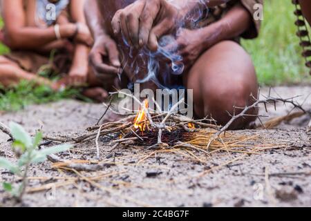 Nahaufnahme von Bushman, der Feuer schafft, Botswana Stockfoto